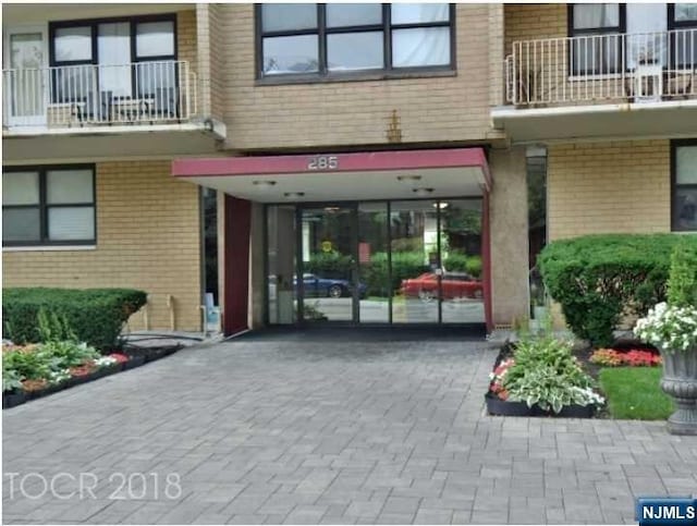 Listing photo 2 for 285 Aycrigg Ave Unit 22C, Passaic NJ 07055