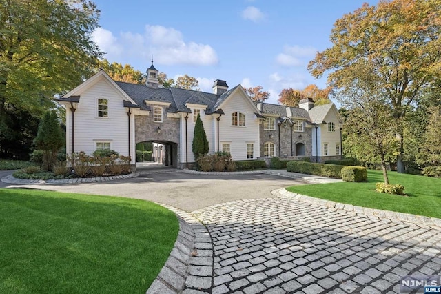 view of front of home featuring a front lawn