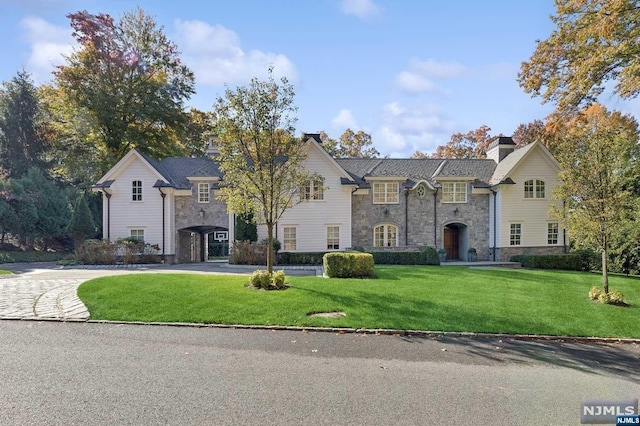 view of front facade featuring a front yard