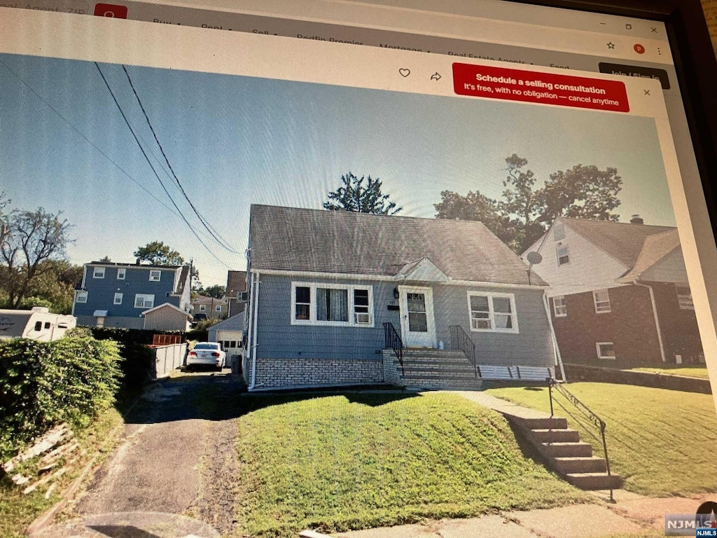 view of front of house featuring a front yard