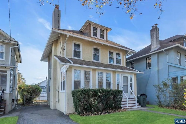 view of front of house featuring a front yard