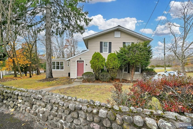 view of front of home featuring a front lawn