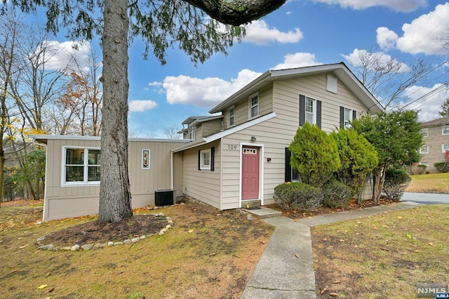 view of front of home featuring a front yard