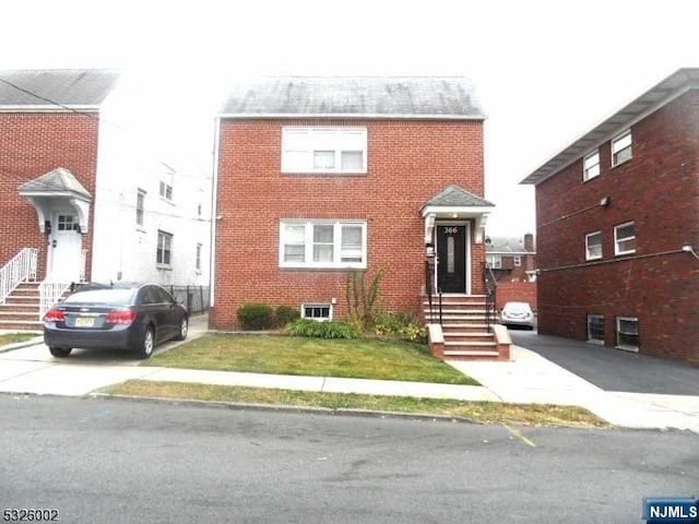 view of front of property with a front lawn