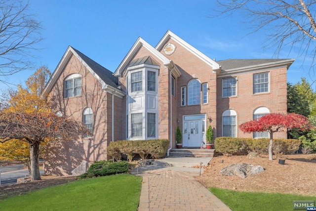 view of front of house featuring a front lawn