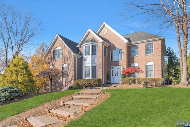 view of front of home featuring a front lawn