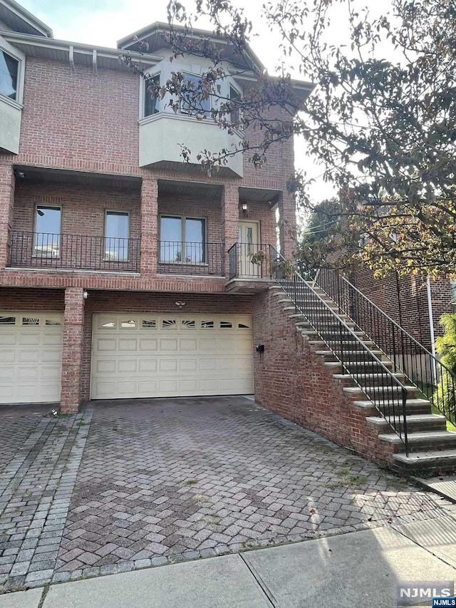 view of front facade featuring a garage