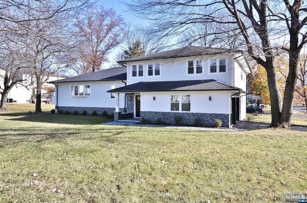 front facade with a front yard