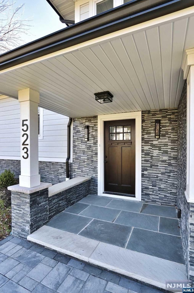 property entrance featuring a porch