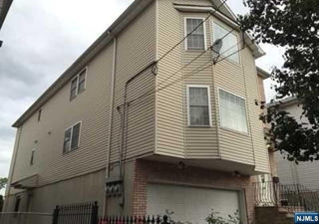 Listing photo 2 for 115 Fabyan Pl, Newark NJ 07112