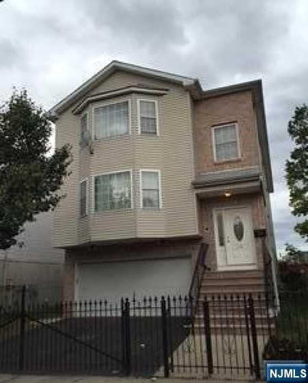 Listing photo 3 for 115 Fabyan Pl, Newark NJ 07112