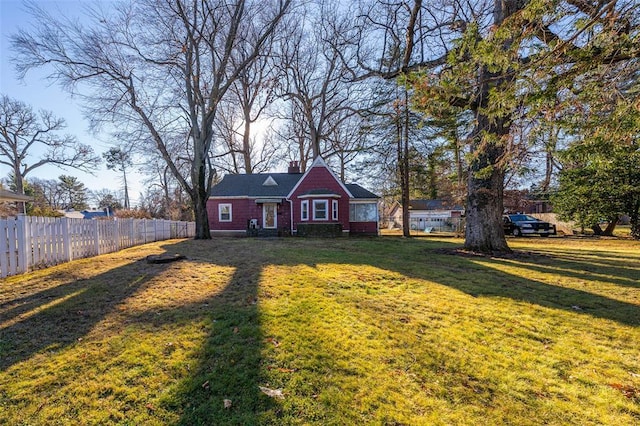 view of front facade with a front yard