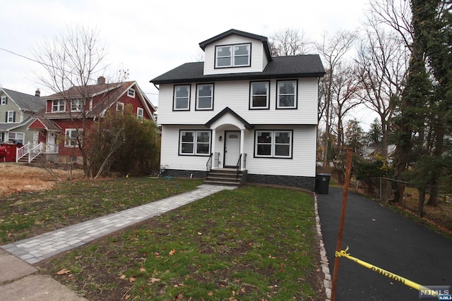 view of front facade featuring a front yard