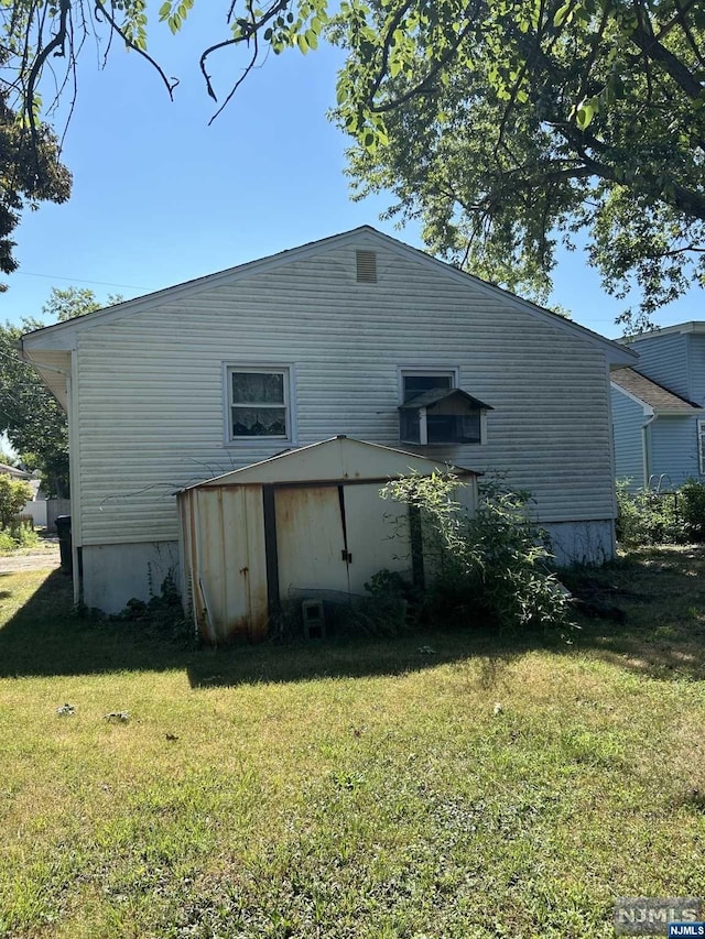 back of house featuring a yard