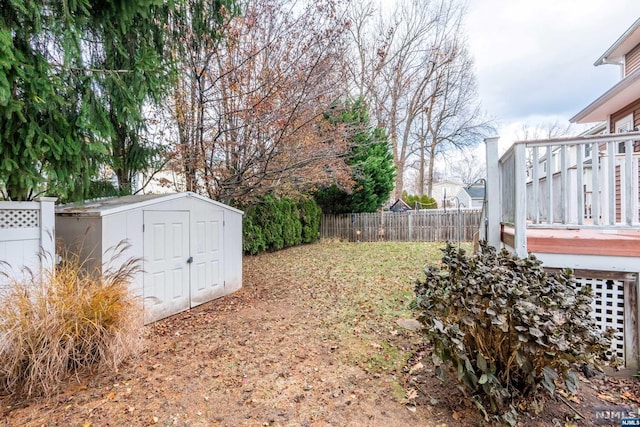 view of yard featuring a storage unit