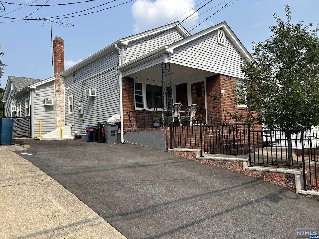 view of front facade featuring covered porch