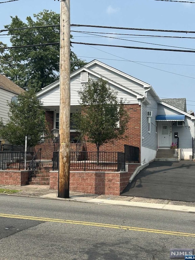 view of front of property