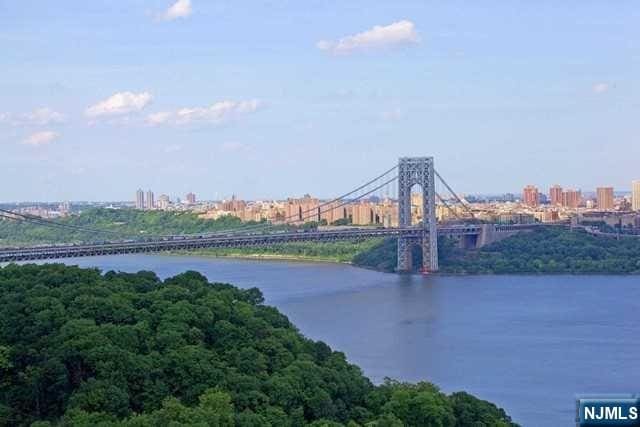 water view featuring a city view