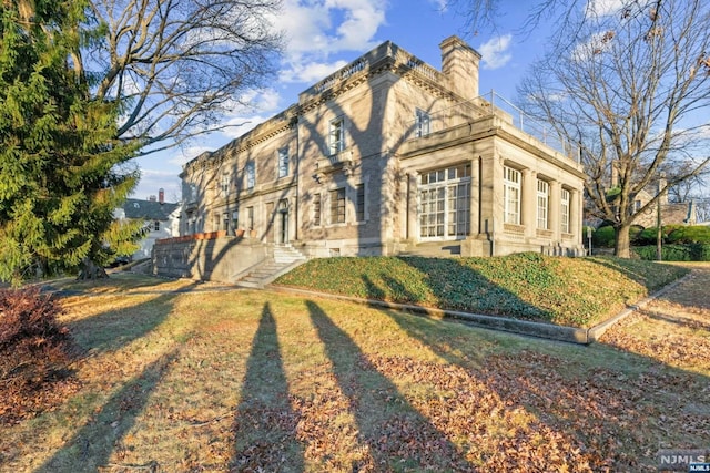 view of front facade with a front yard