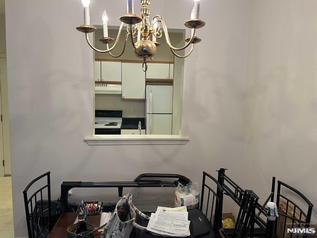 dining space featuring sink and a notable chandelier