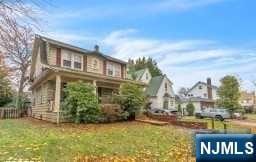 view of front of property featuring a front yard