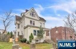 view of front of home featuring a front yard