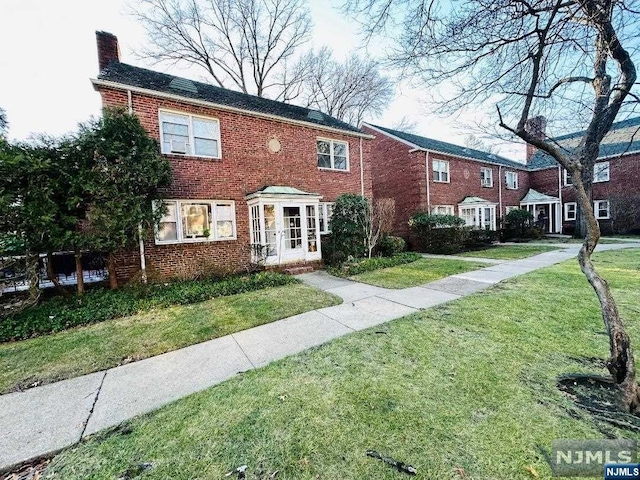 view of front of property featuring a front yard