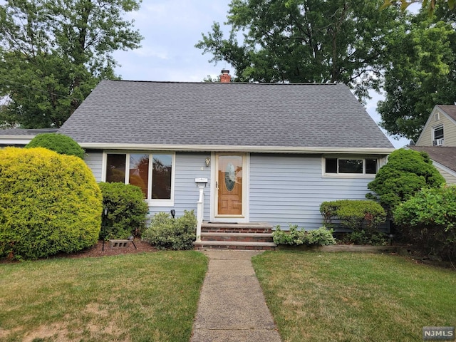 view of front of property featuring a front yard