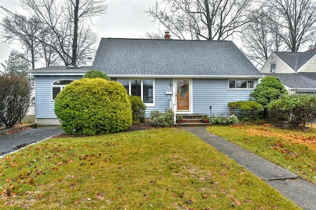 view of front of home featuring a front yard