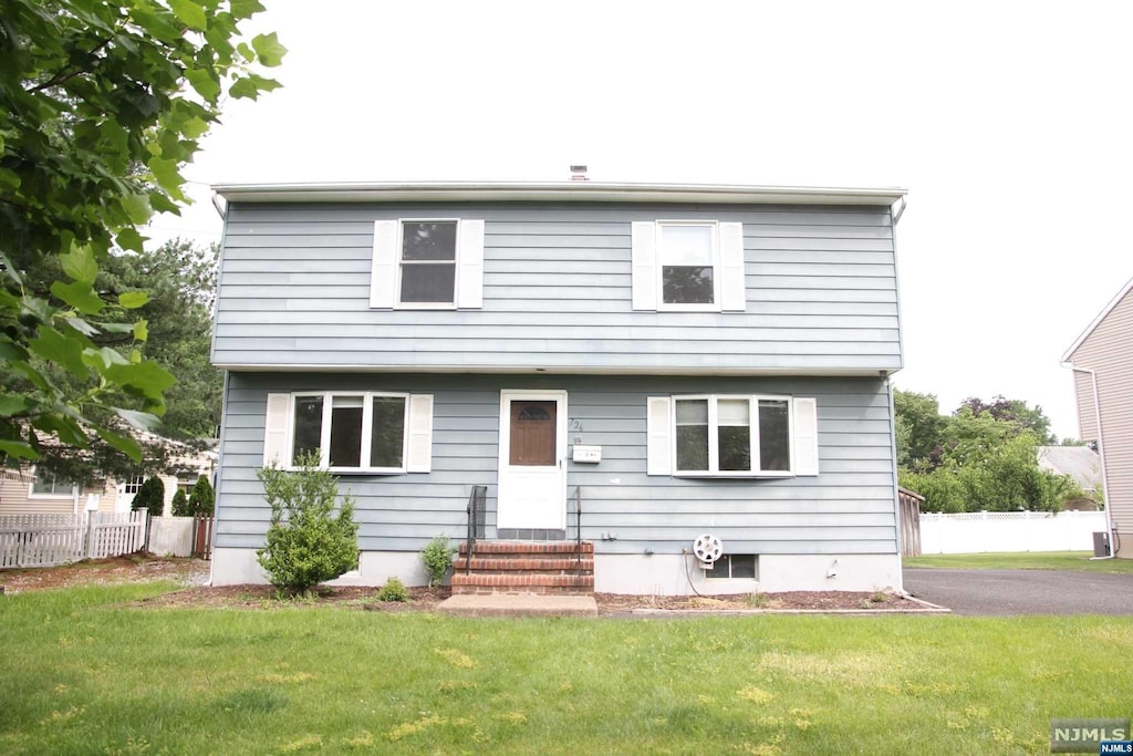 view of front of home with a front yard