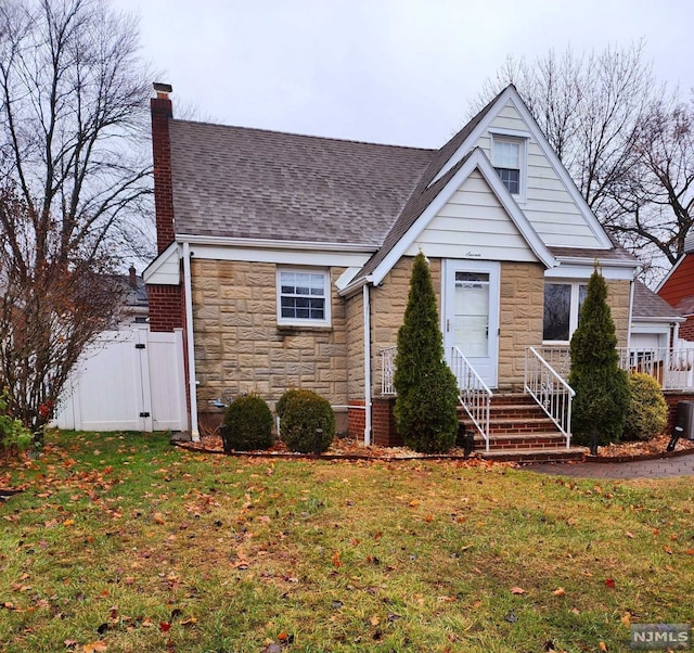 view of front facade with a front lawn