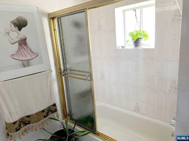 bathroom with enclosed tub / shower combo