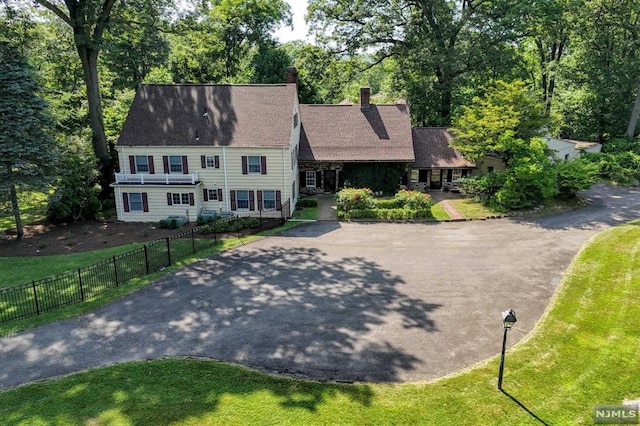 view of front of home with a front lawn