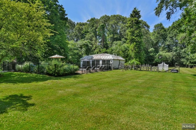 view of yard featuring an outbuilding