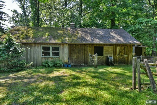 view of outdoor structure with a yard