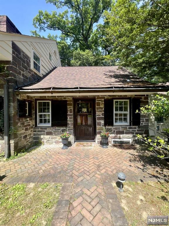 view of front facade featuring a porch