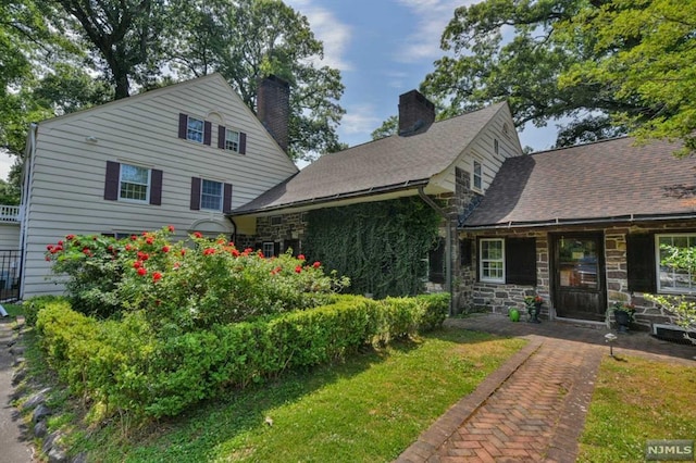 view of front of house with a front yard