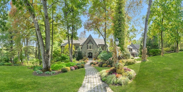 view of front facade with a front yard