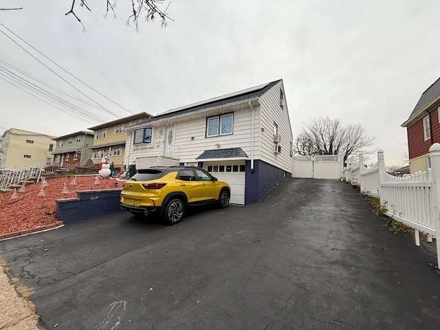 view of front facade featuring a garage