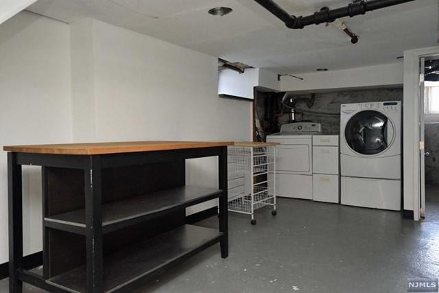 laundry room with washing machine and dryer