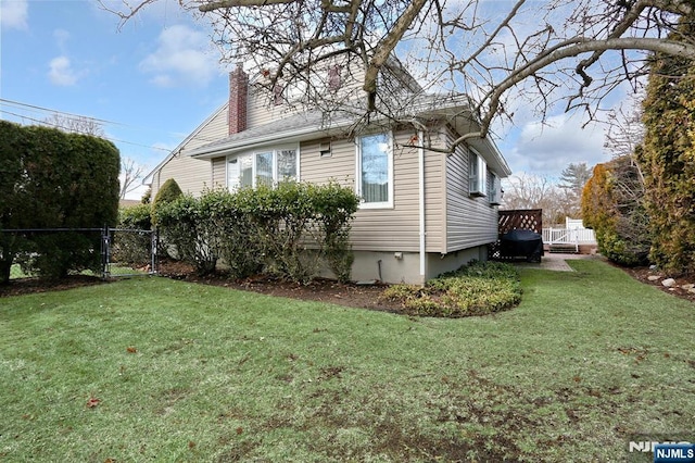 view of side of property featuring a yard