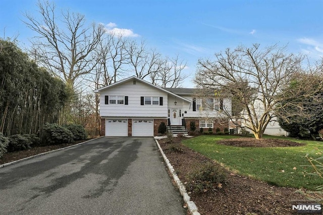 view of front of property featuring a front yard and a garage