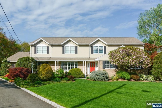 view of front facade with a front lawn