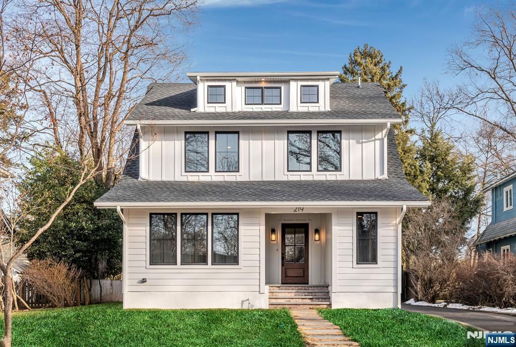 view of front of house featuring a front lawn