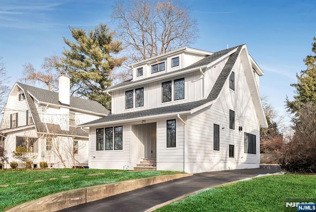 view of front of property with a front yard