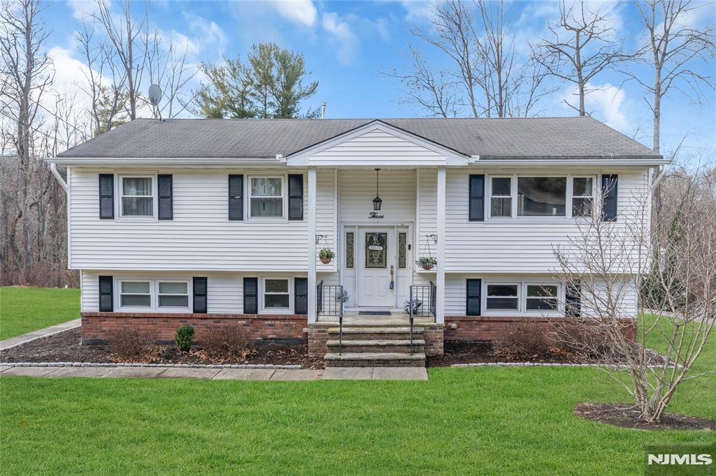 bi-level home featuring a front lawn