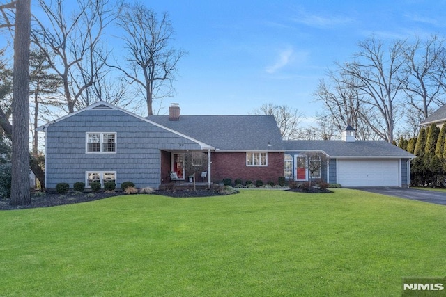 view of front of house featuring a front lawn and a garage