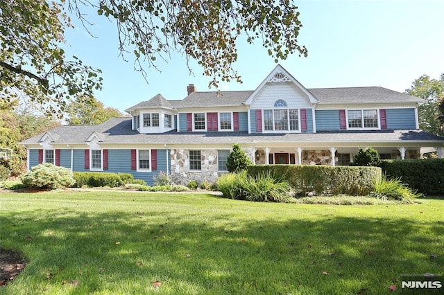 view of front of house featuring a front lawn