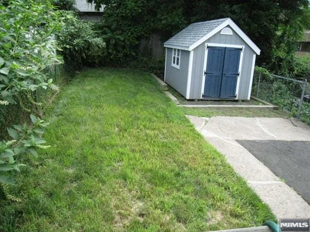 view of yard featuring a storage shed