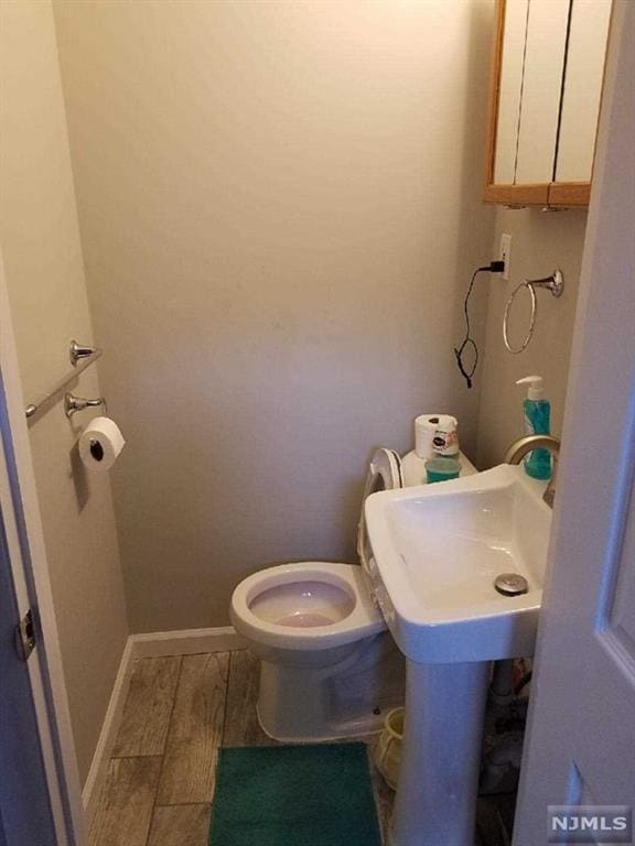 bathroom featuring toilet and sink